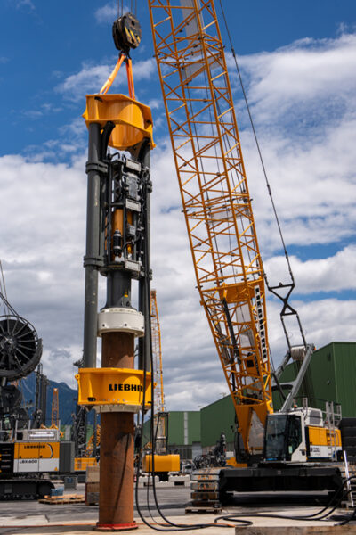Подвесная направляющая Liebherr с гидромолотом H10 во время выполнения свайных работ